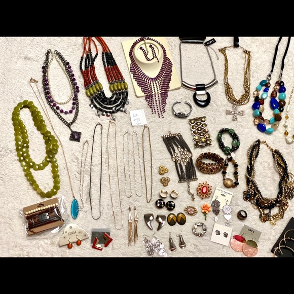 Lot of 50pcs Vintage to Now Jewelry - Picture 7 of 8